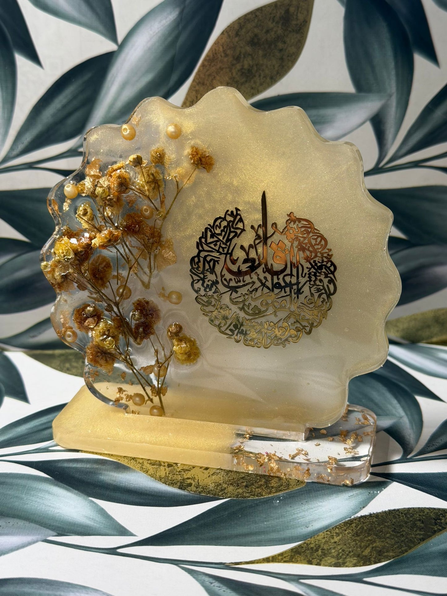 Islamic Resin Decor with Surah Falaq & Surah Ikhlas – Handmade Gold Floral Quranic Calligraphy Table Display