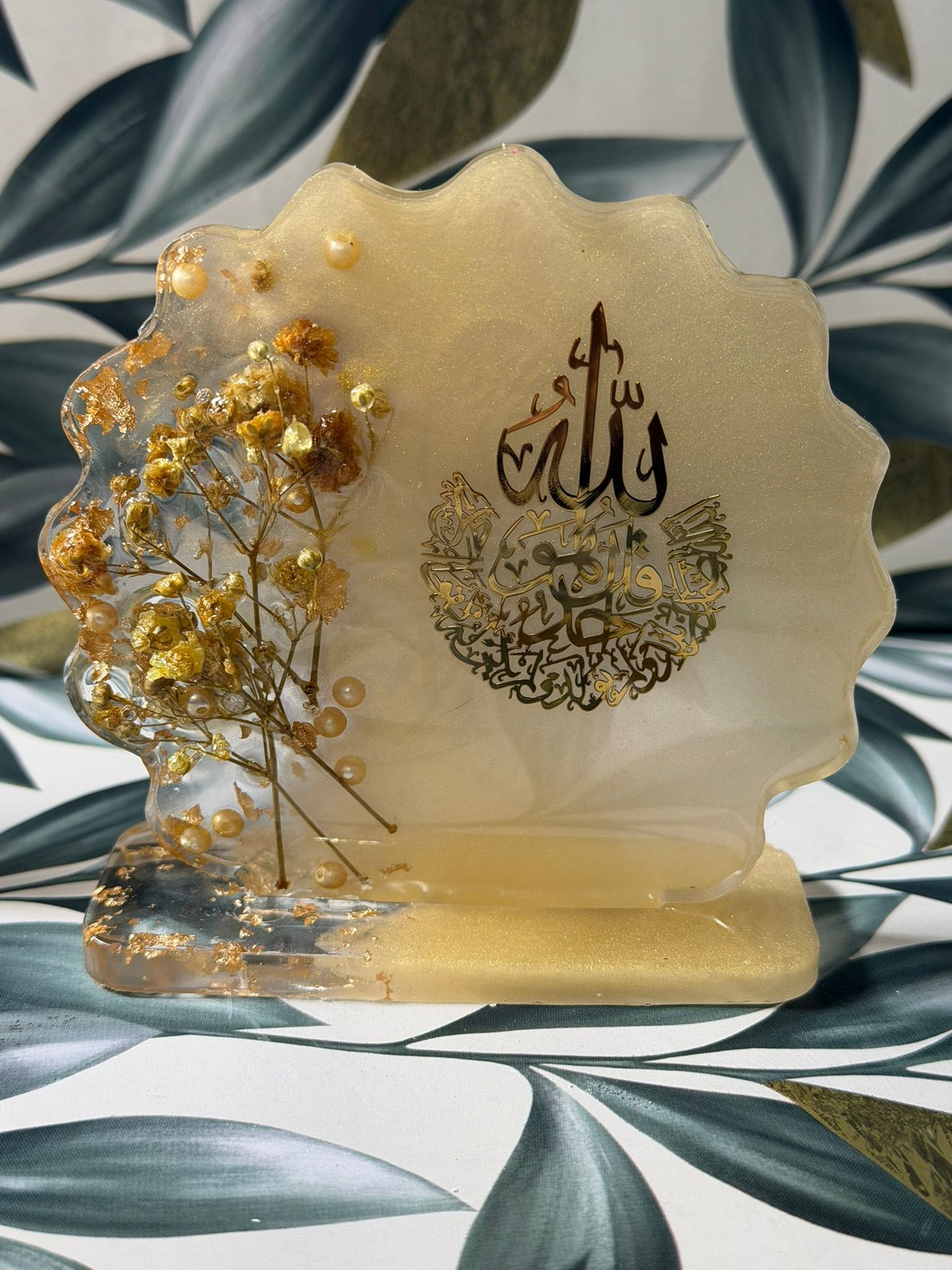 Islamic Resin Decor with Surah Falaq & Surah Ikhlas – Handmade Gold Floral Quranic Calligraphy Table Display